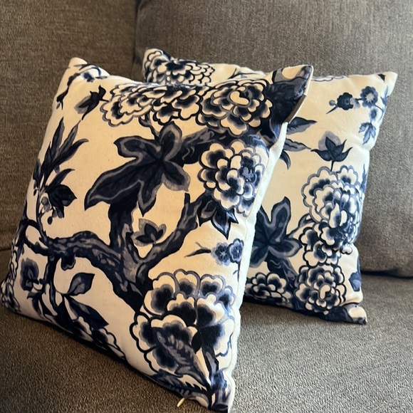 Two small accent pillows - Picture 8 of 8